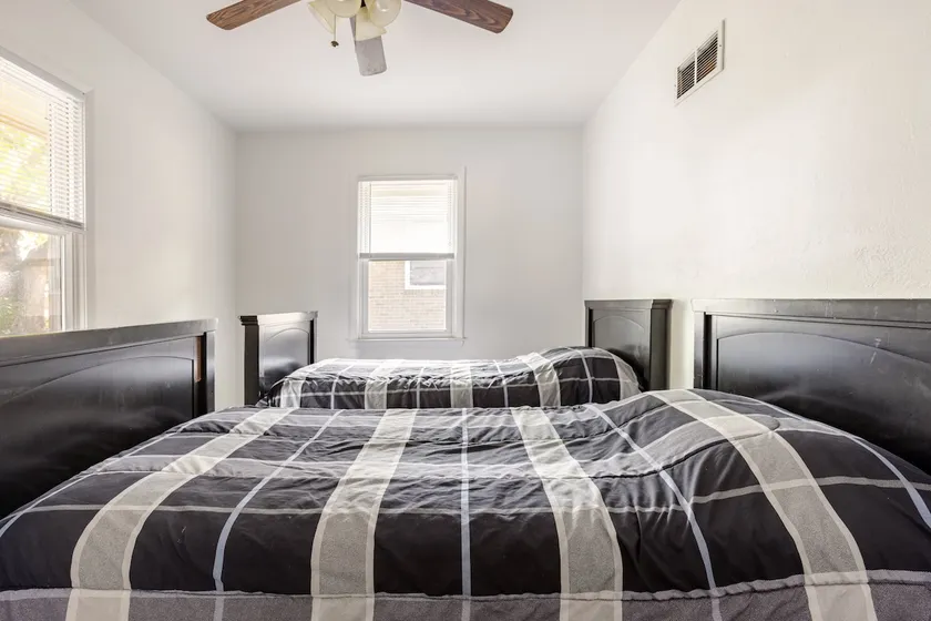 Cozy, simple, private unit w/ off street parking. - Image 1
