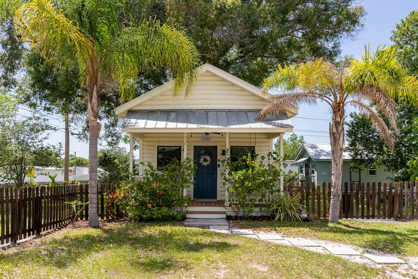 BeachBunkies Cottage 1. Four miles to the beach! - Image 1