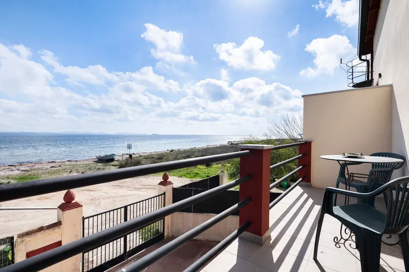 House on the beach - Image 1