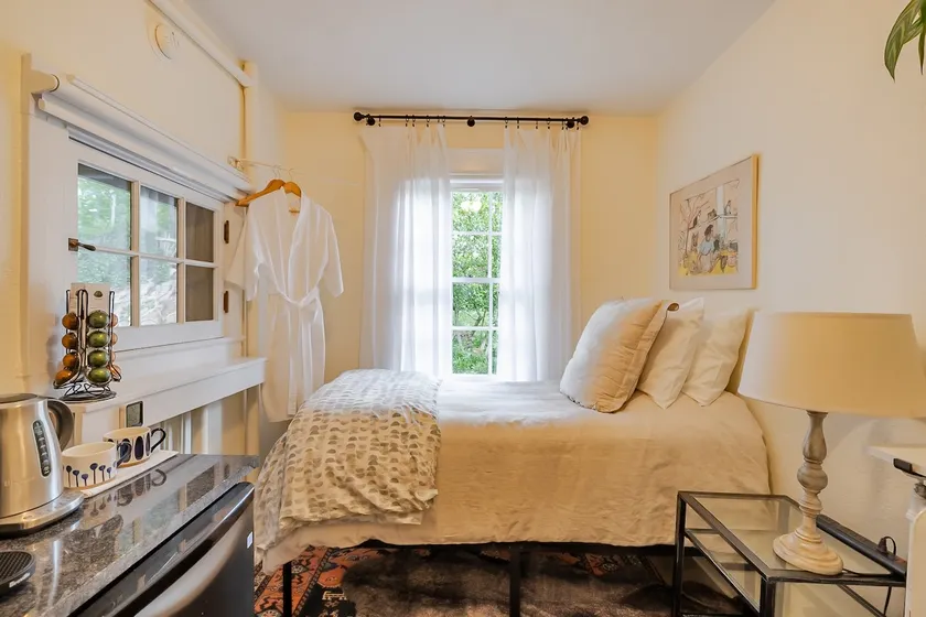 Private Cozy Twin in Historic Home on edge of UVA - Image 1
