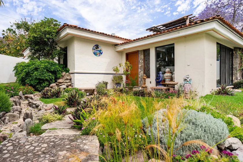 Beautiful Oasis with Private Pool - Image 1