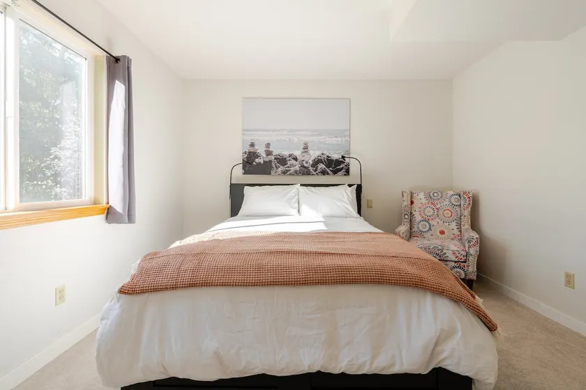 Peaceful garden view | private entry | sleeps 4 - Image 1