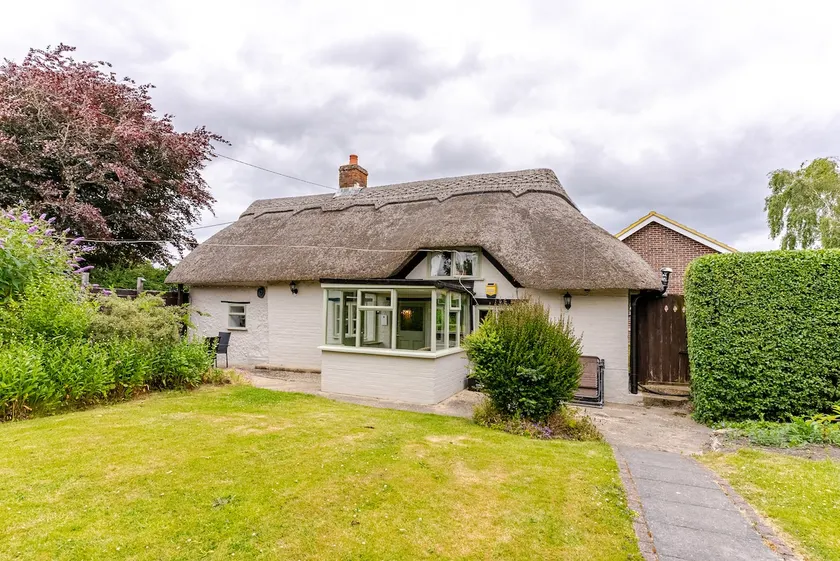 Thatch Cottage, East Boldre nr Beaulieu and Lymington - Image 1