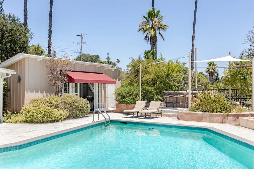 Private Poolside Cabana - Image 1