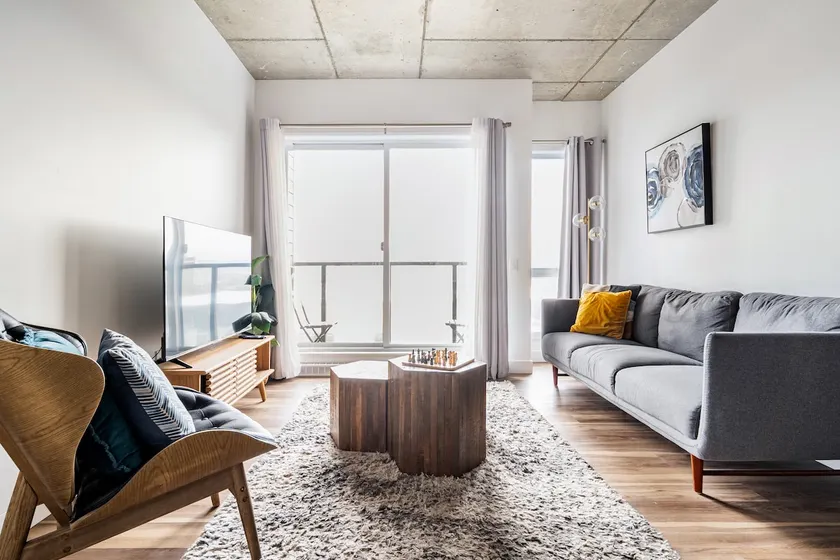 Chic 2 Bedroom Apartment, Gym & Pool - Image 1