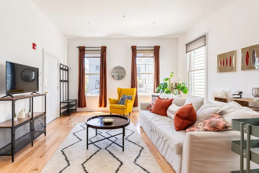 Stylish Hudson Getaway - Image 1