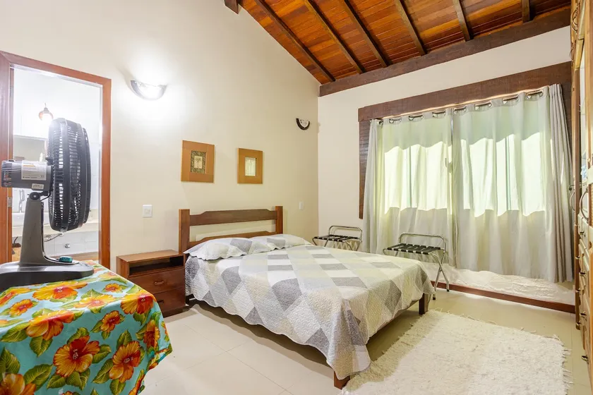 Spacious and comfortable house in a 10,000 m² green area - Image 1