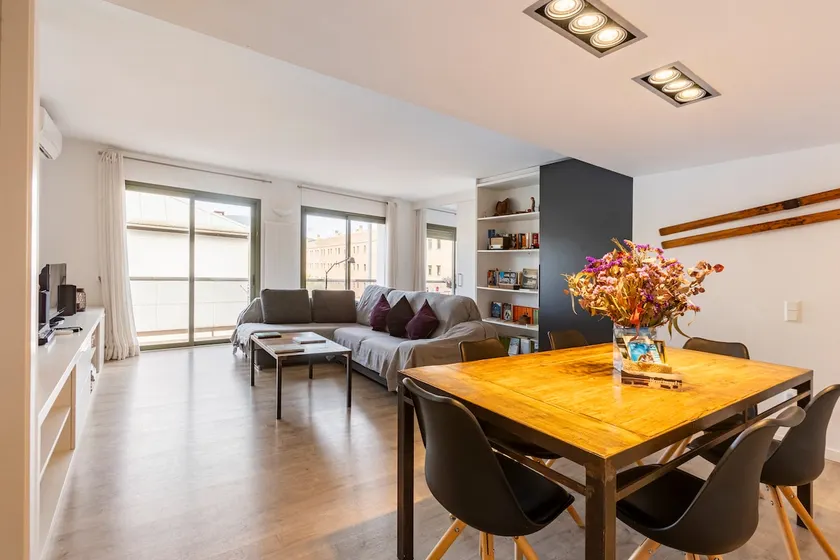 2 DOUBLE BEDROOM APARTMENT NEAR THE LAKE. PARKING - Image 1