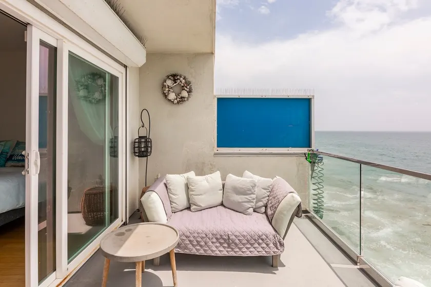 Oceanfront 2B Condo + Private Beach at Low Tide - Image 1