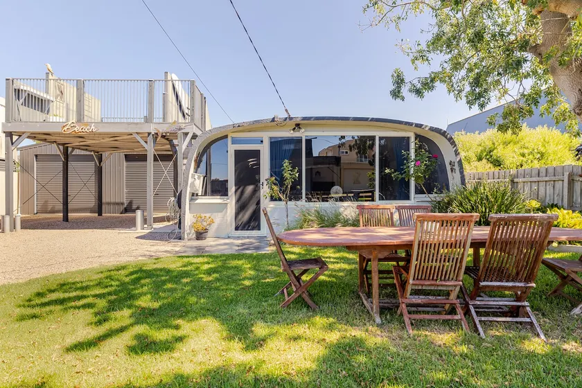 Chill at our Igloo cottage - 100m stroll to beach - Image 1