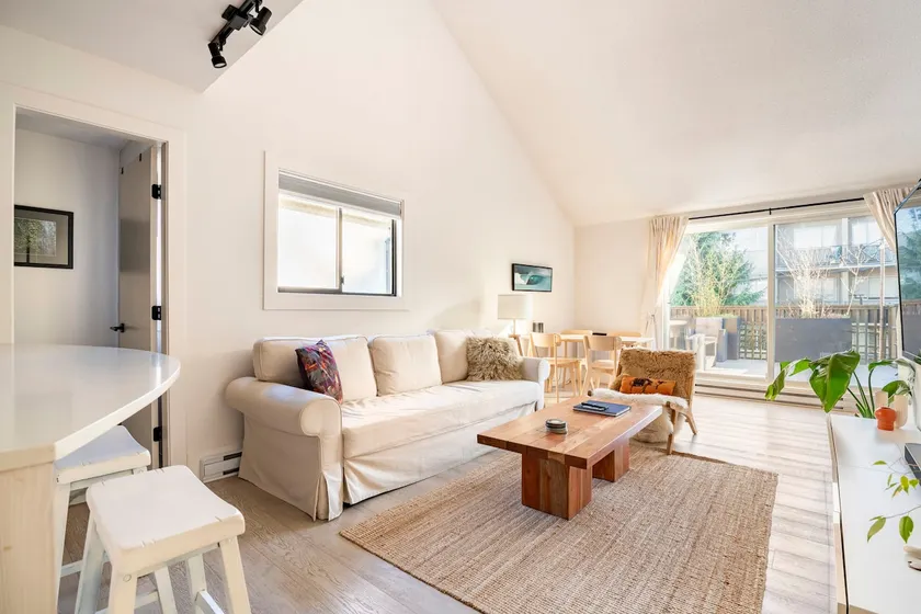 Kitsilano Loft w/Sunny deck & Parking by Beach - Image 1