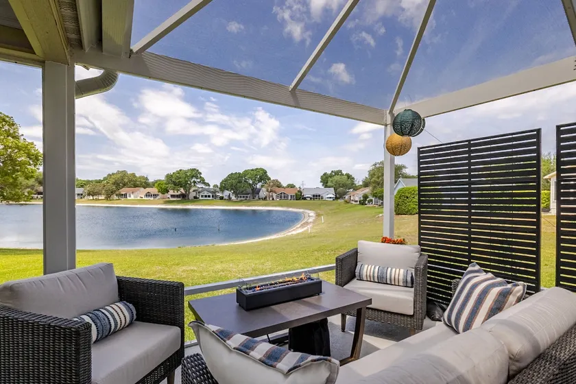 Beautiful, newly renovated 2-BR home on a lagoon - Image 1