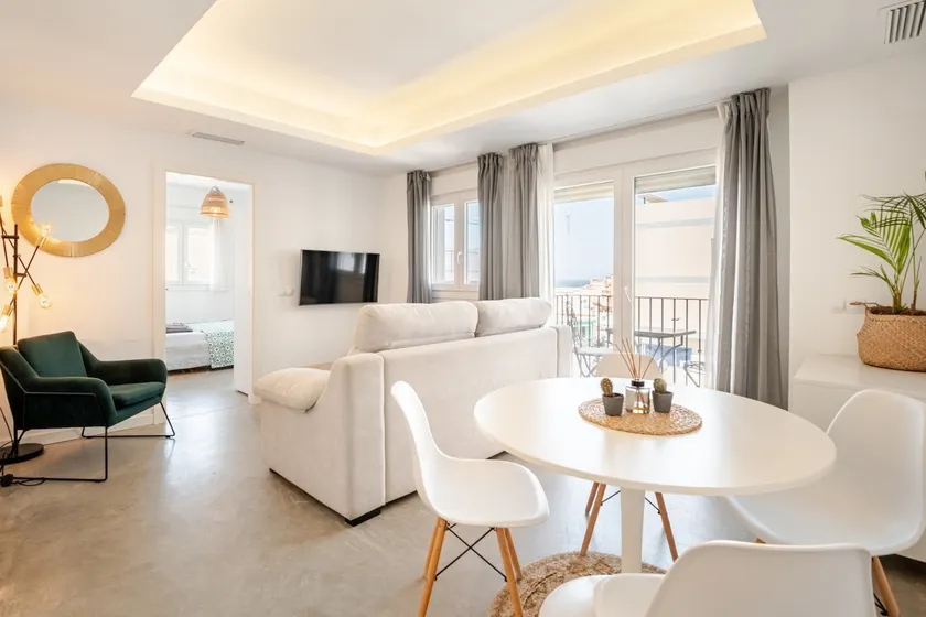 Modern central flat with private parking - Image 1