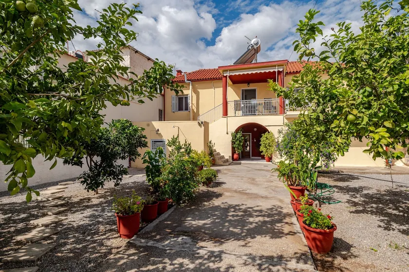 Sunny cozy House with grand courtyard - Image 1