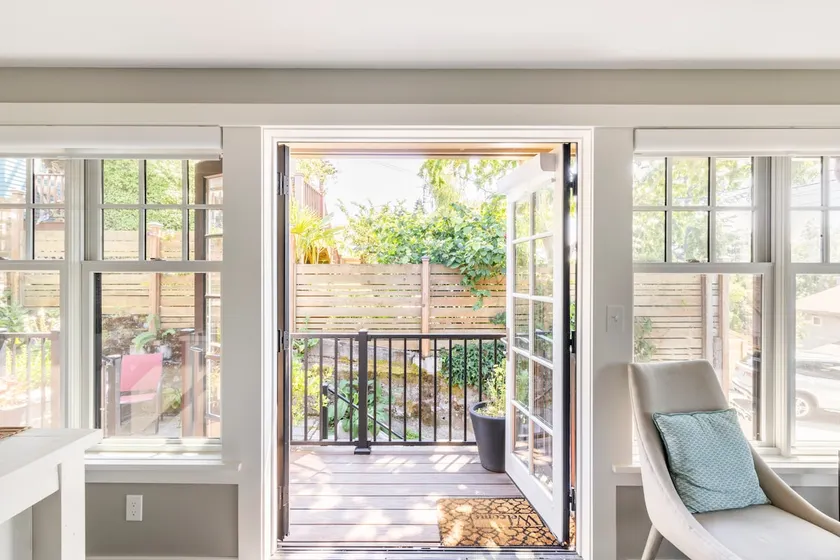 Light-filled one bedroom cottage with garage. - Image 1