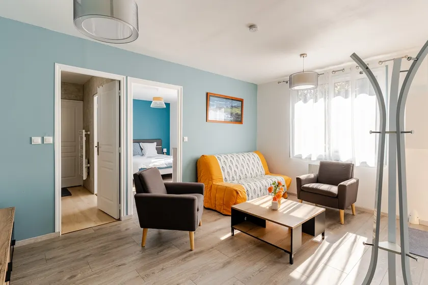 Refurbished and very quiet independent accommodation - Image 1