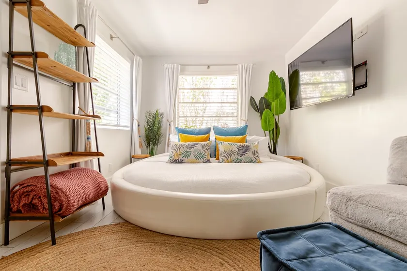 💎 ULTIMATE LUXURY 💎 Soak-In Tub, Round King Bed - Image 1
