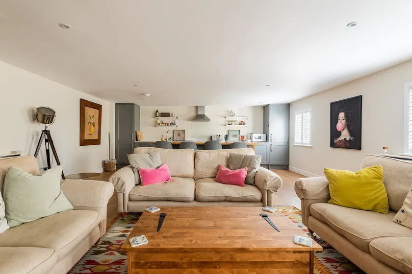 Large split level flat in Tetbury with parking - Image 1