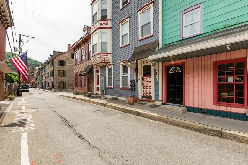 Cozy Apartment on Historic Race Street - Image 1