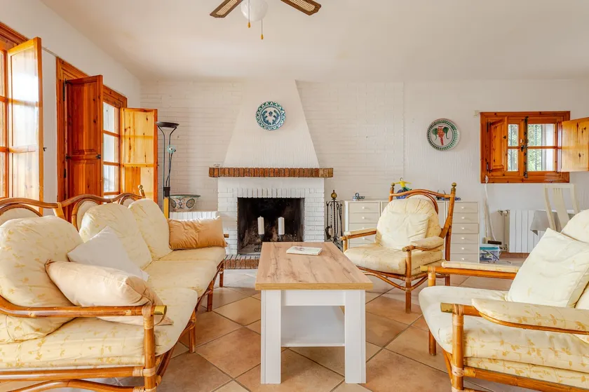 Private villa with pool & fireplace, up to 14 people - Image 1