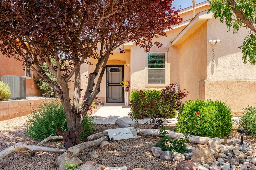 Quiet and Cozy Family Home @ The Meadows - Image 1