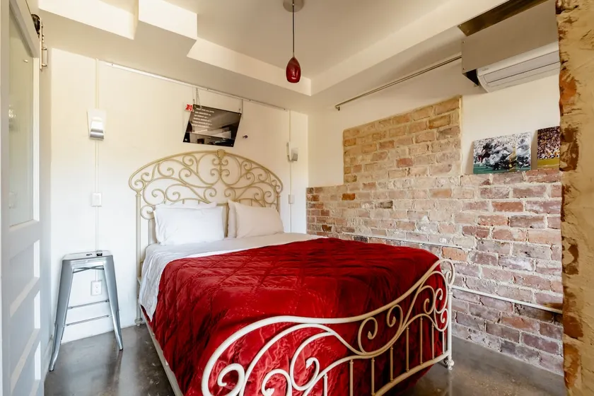 Alabama Boutique Hotel: #5 with Kitchen & TV Room - Image 1