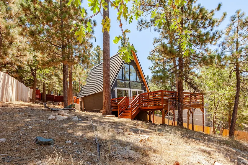 Escape the heat in this cozy A-Frame - Image 1
