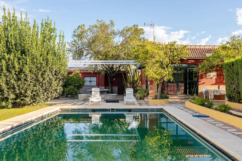 Beautiful villa with private pool 10 min. from Seville - Image 1