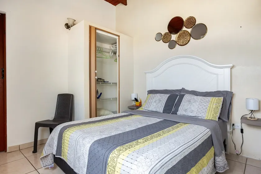 Just 8 minutes from the airport - Image 1