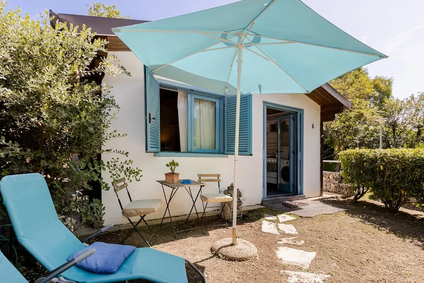 Chalet 5 in the ”Miniglamp E.V. - camping” in Ischia - Image 1