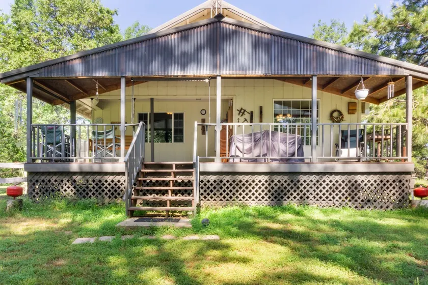 Cozy house with horse arena on 6 acres - Image 1
