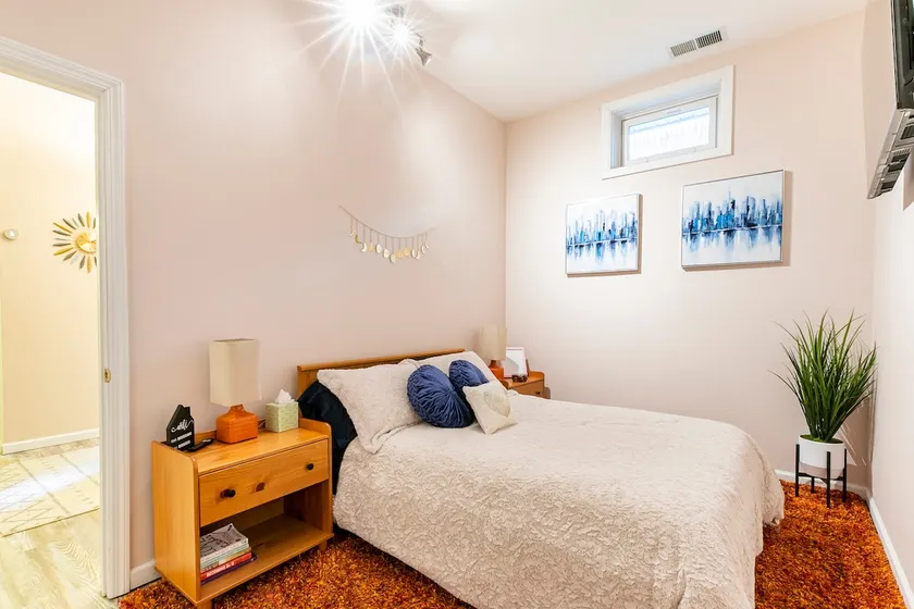 Spacious cozy basement guest apartment by train - Image 1