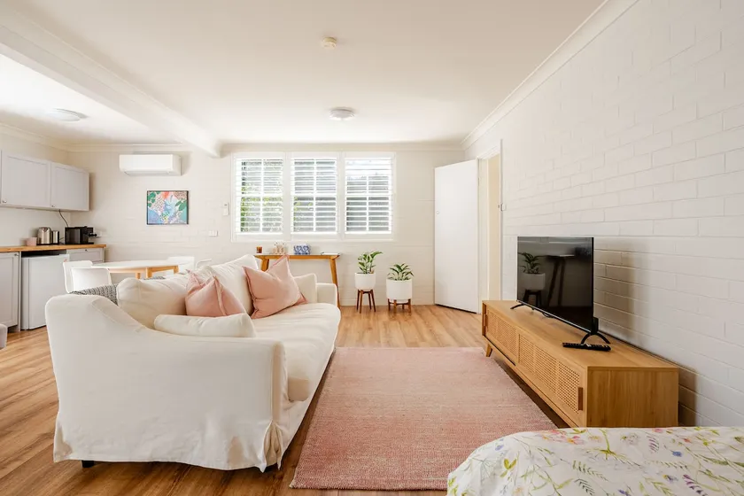 Spacious sanctuary in the heart of town. - Image 1