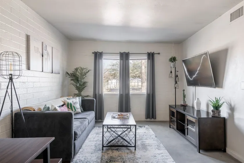 Comfy 2BR · BBQ & Firepit · 5 min to UofA · Pets - Image 1