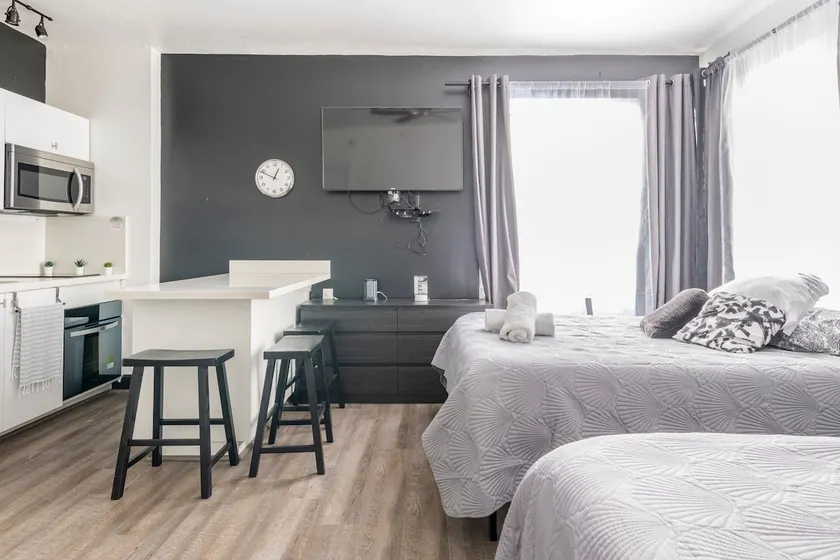 Beach apt 1 bedr 2 full bath Collins Av 7 pax - Image 1