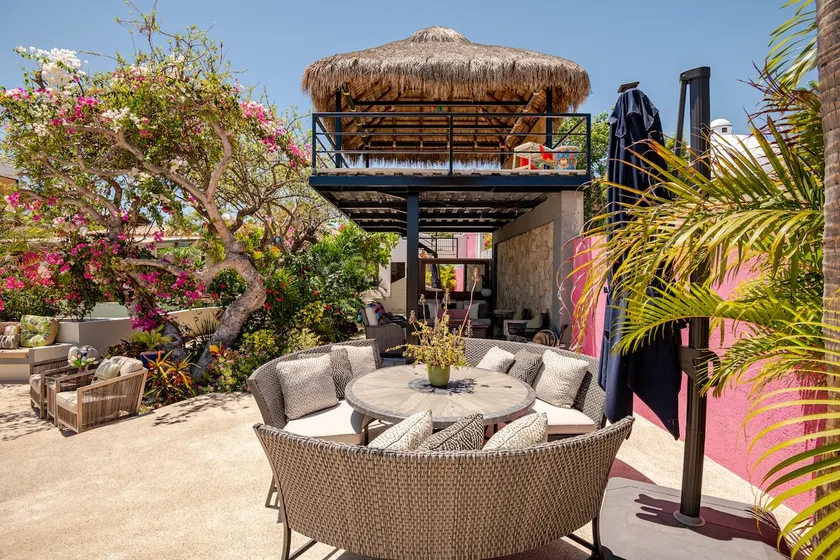 Charming studio with kitchenette & private rooftop - Image 1