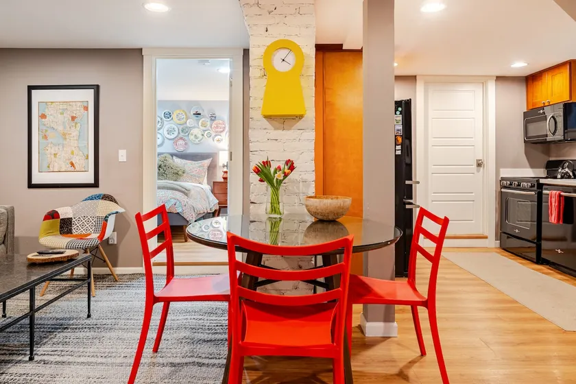 Explore Capitol Hill from a Roomy Apartment - Image 1