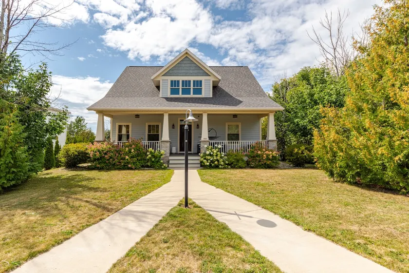 Classy Harbor House-sleeps 14-walk to beach, shops - Image 1
