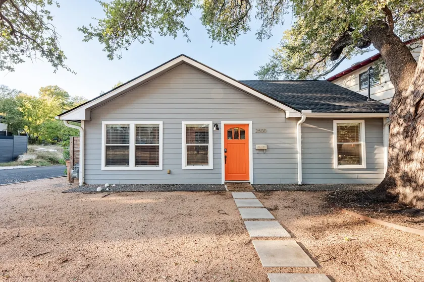 Retro Cowyboy Villa in the Heart of Austin - Image 1