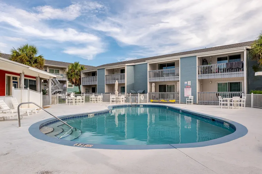 Ocean view. Steps to beach & pool! Sleeps 7+ - Image 1