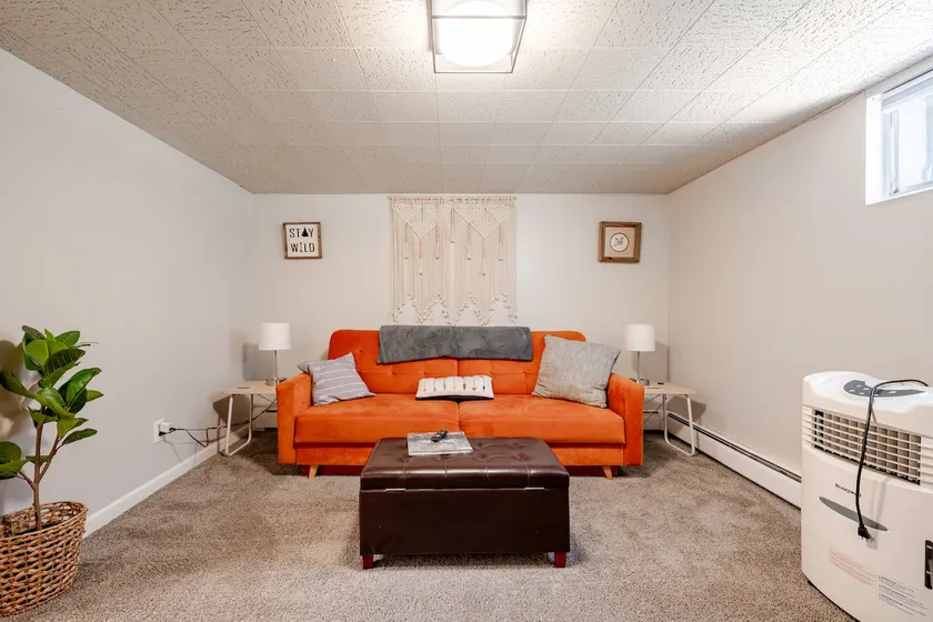 Spacious 1-bdrm walkable to Highlands & Tennyson - Image 1