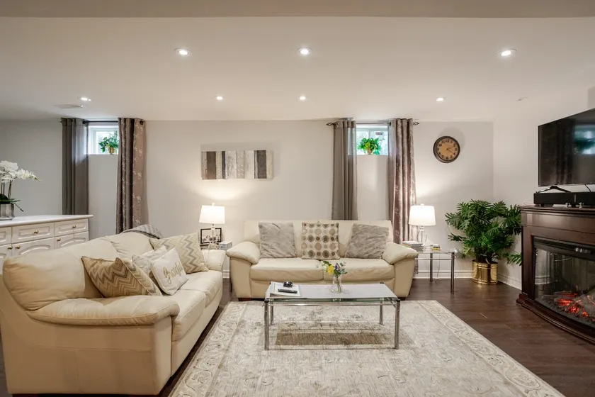 Snow-Free Garage Parking / Modern bright 2BR Suite - Image 1
