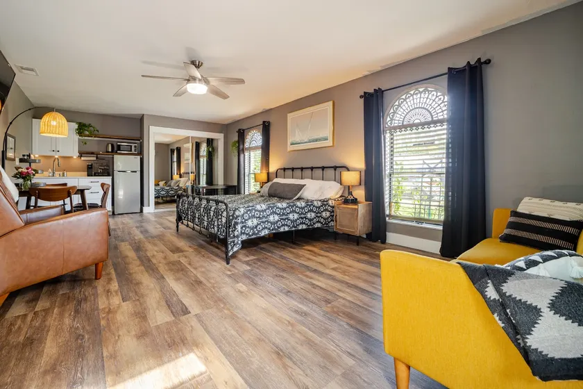 Cozy Studio 15 mins to Beaches & Historic Downtown - Image 1
