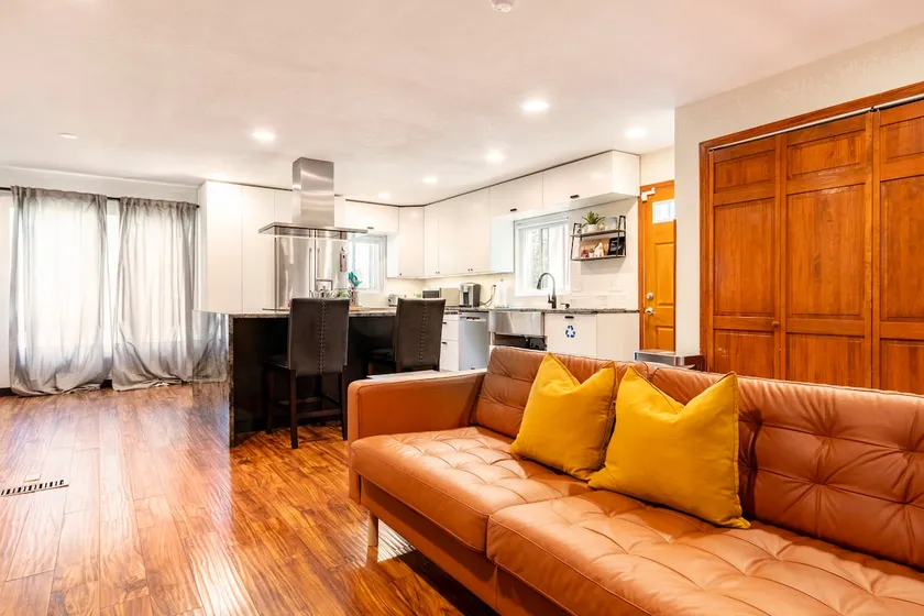 Entire 1350sqft Floor + Upscale Tech/Lineaments - Image 1
