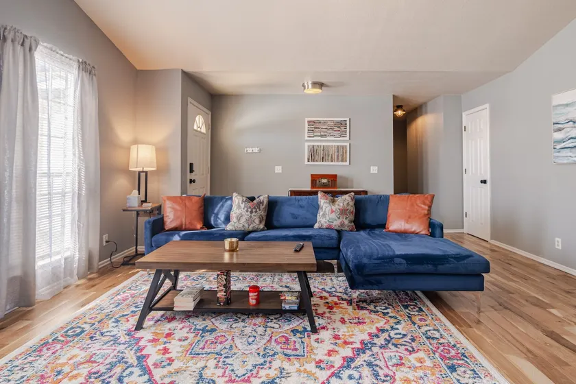 Cheerful 2 bedroom home minutes from Tulsa. - Image 1