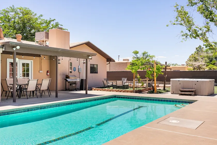 Cozy 3 bed house with heated pool and hot tub - Image 1