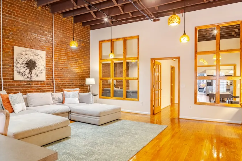 2-bedroom penthouse with rooftop deck and garage - Image 1