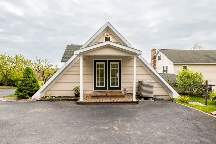 Apartment over detached garage - Image 1