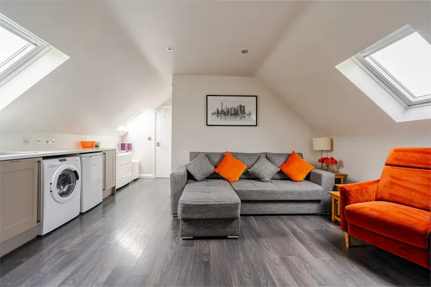 Lovely 1-Bedroom Modern Apt with secure parking - Image 1