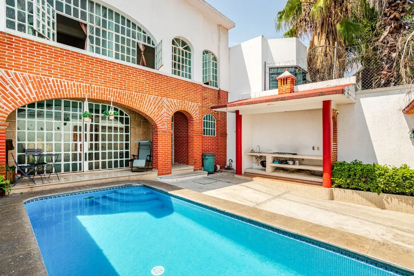 Entire private house with pool, 15 minutes from downtown. - Image 1